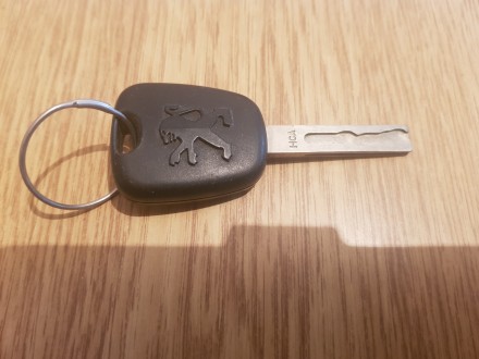 Auto kljuc za Pezo