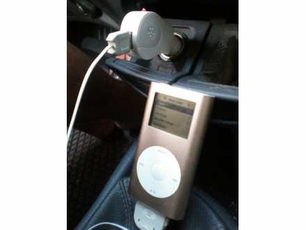 Auto punjač za iPod