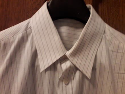 Bela košulja sa dugim rukavima na diskretne crne pruge