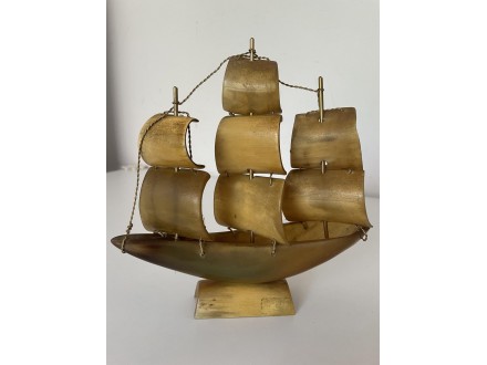 Brod - jedrenjak od rogova