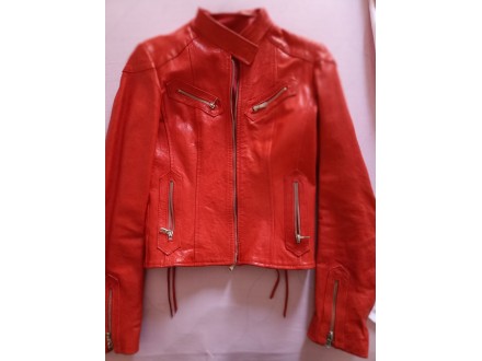 Crvena kozna jakna