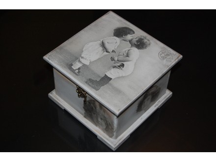 Dekupaž mala kutija za nakit (16x16x12cm)