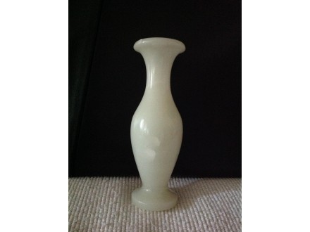 Divna mlečno bela vaza od alabastera
