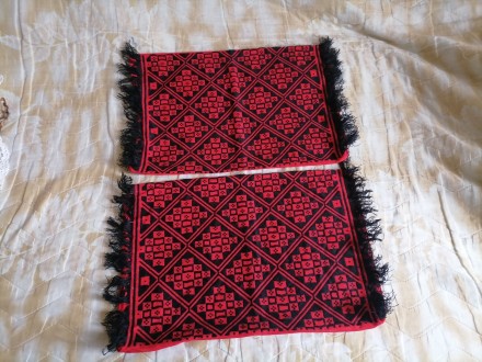 Dve crno crvene jastučnica ručni vez