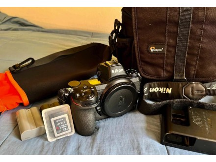 Fotoaparat Nikon Z6 + QXD 32GB + Dodatna baterija+Torba