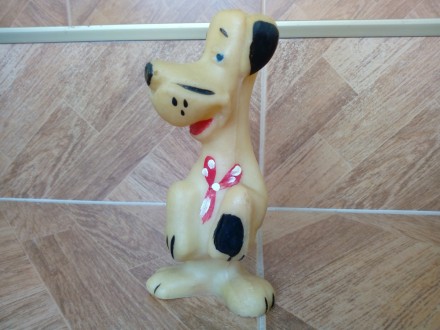Gumena igračka - Žuti pas sa kravatom