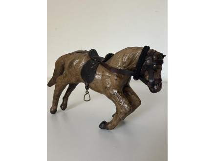 Konj - figura od kože
