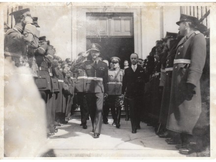 Kralj Petar II u špaliru oficira
