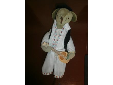 Krpena lutka u narodnoj nošnji sa tamburom u rukama