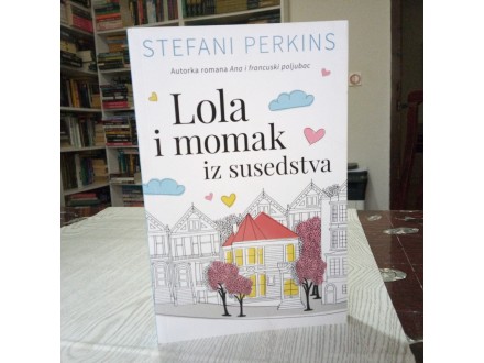 LOLA MOMAK IZ SUSEDSTVA - Stefani Perkins (NOVO)
