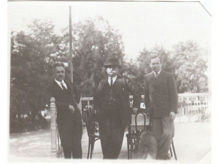Ljudi kod stola na terasi - Aranđelovac 1930.godine