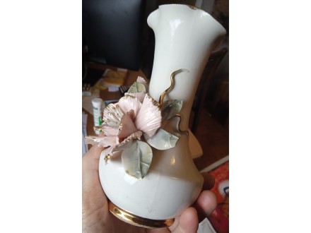 Porcelanska vaza sa roze capadimonte  ružom i pozlatom