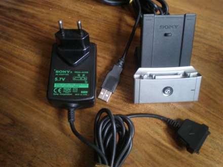 Sony Clie PEG-S Series - punjač i USB cradle