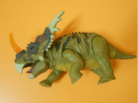 Stiracosaurus dinosaurus igračka na baterije