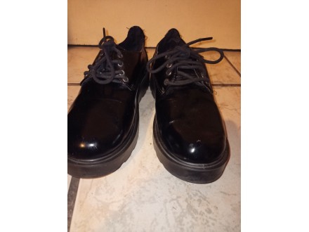 Zenske cipele br.36,ravne,plitke,crne boje