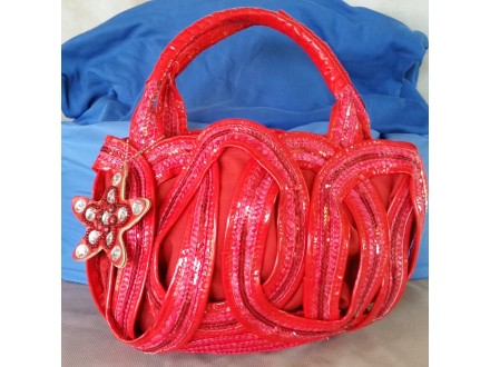 atraktivna crvena torba