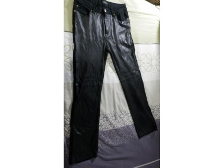 crne pamucne pantalone sa skajem napred