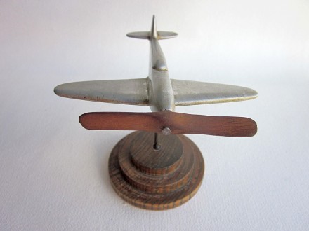 stara maketa aviona od aluminijuma