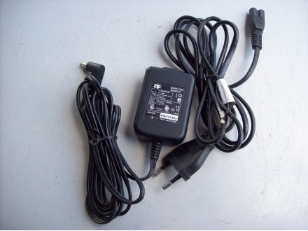 zip iomega adapter 5 volti - 1A(5,5 x 2,5 mm)