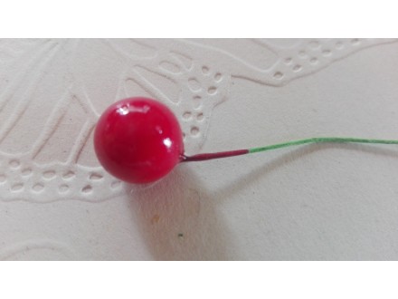 *U101--- crvena bobica, 6cm/kom