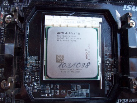 AMD Athlon II X2 220 (2 x 2.8 Ghz )  AM3