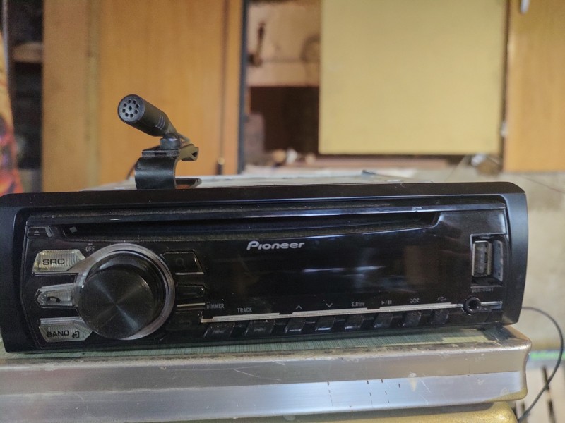 Auto radio player `Pioneer` (sa zvucnicima)