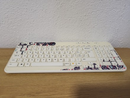 Bela bezicna Wireless cvetna tastatura Logitech K360