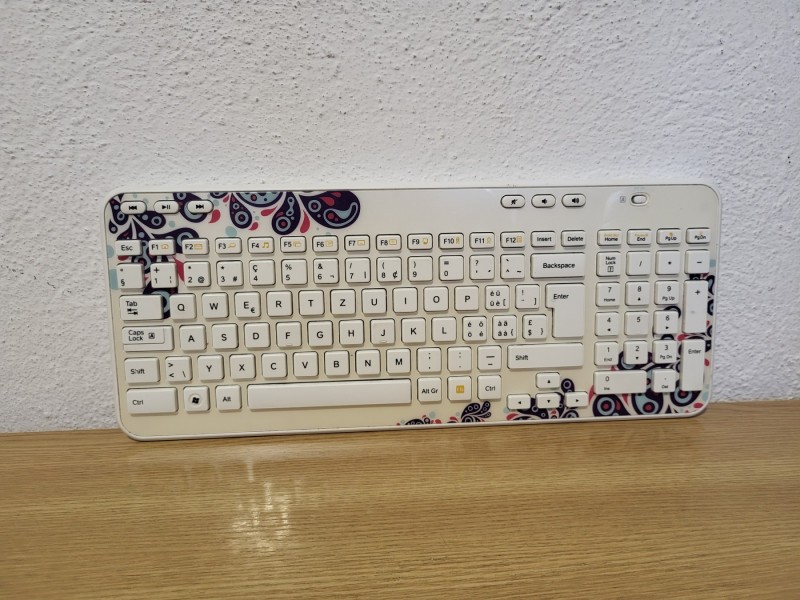 Bela bezicna Wireless cvetna tastatura Logitech K360