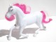 Beli konj sa roze grivom slika 1
