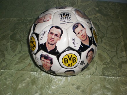 Borussia Dortmund lopta sa slikama i potpisima igraca
