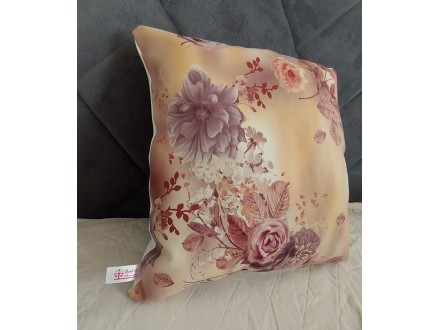 Braon dekorativni jastuk sa floralnim motivima