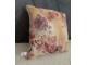 Braon dekorativni jastuk sa floralnim motivima slika 1