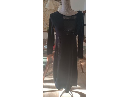 Crna haljina sa detaljima
