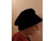 Crni plišani šeširić slika 1