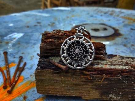 Crno sunce amulet privezak za kljuceve,Sonnenrad simbol