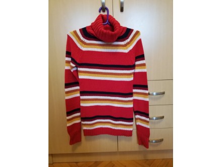 Crveni džemper sa rolkom
