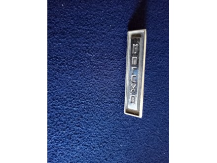 Deluxe,metalna oznaka za automobil