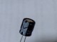 Elektrolitički polarizovani kondenzator 100uF 25V slika 3