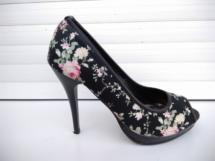 Emelie Strandberg cvetne sandale br 40 kao NOVE