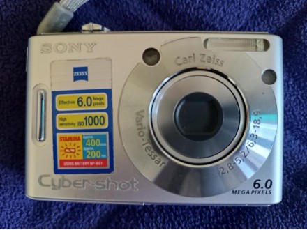 Fotoaparat SONY DSC-W30 i prateća oprema