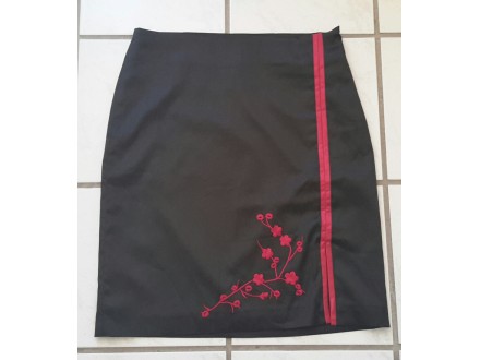 H&;amp;M crna satenska suknja sa pink detaljima 34