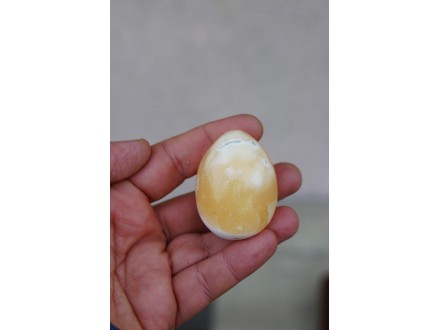 Jaje izradjeno od poludragog kamena kalcit