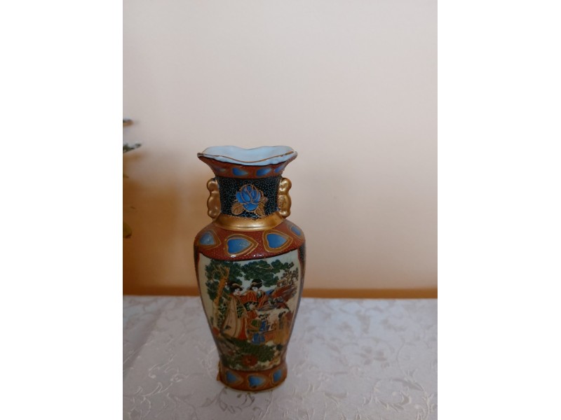 Kineska vaza sa japanskim motivom, visina 15,5cm