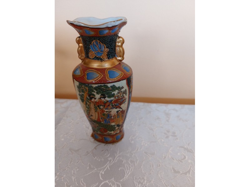 Kineska vaza sa japanskim motivom, visina 15,5cm