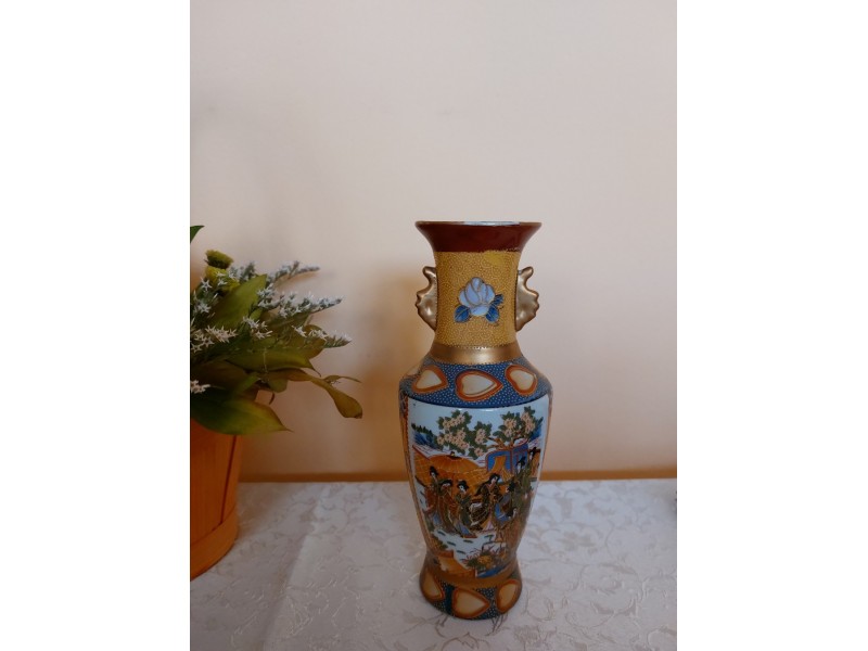 Kineska vaza sa japanskim motivom, visina 20 cm