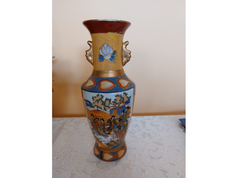 Kineska vaza sa japanskim motivom, visina 20 cm