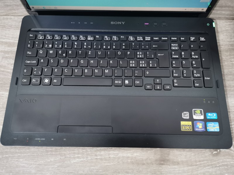 Laptop Sony Vaio PCG-8141M i5-2430M 8GB 640GB FHD 16.4`