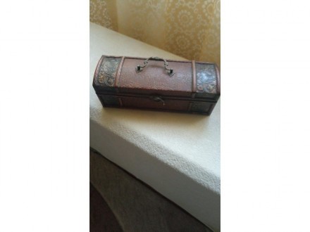 Lepa i ocuvana ukrasna kutija - `kovceg sa blagom`