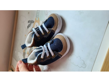 Nehodajuce cipele za bebu