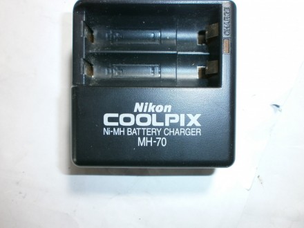 Nikon coolpix punjac mh-70
